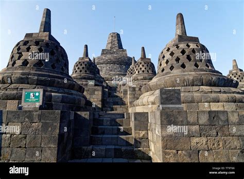 Borobudur-temppeli: 700-luvun buddhalainen arkkitehtuurinen ihme ja Java-saaren kuningaskuntien uskonnollinen muutos