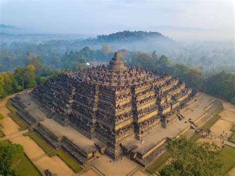 Borobudur Temppeli Rakentaminen: 3. Vuosisadan Javaan Buddhalainen Monumentti ja Suuren Sailendra Dynastian Kulttuurillinen Saavutus