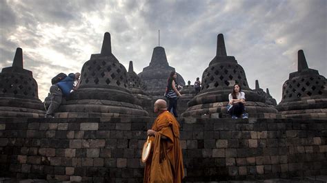 Borobudur-temppeliin Vihtonut Maanjäristys ja Sen Vaikutukset 200-luvun Jaavan Kuninkaallisiin Suhteisiin